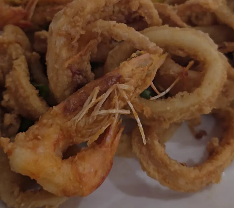 Fritto misto: fried calamari rings and shrimp with lemon
